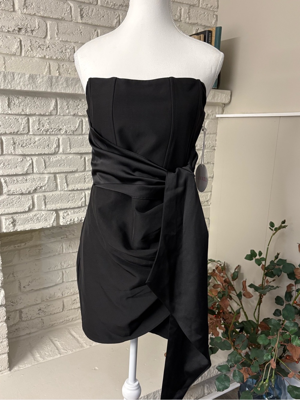 NWT Luxxel Drape Tulip Strapless Mini Dress Black M (From Andrews)